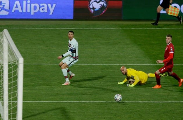 Watch Cristiano Ronaldo throw away Portugal armband in disgust as late winner is incredibly not given against Serbia - Bóng Đá