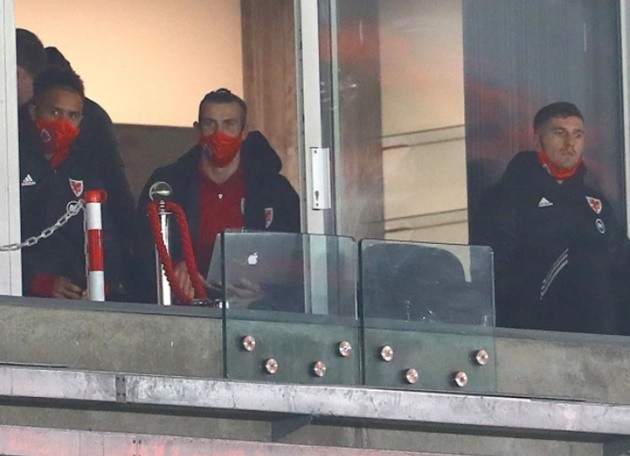 Gareth Bale pictured with MacBook as Wales face USA  - Bóng Đá