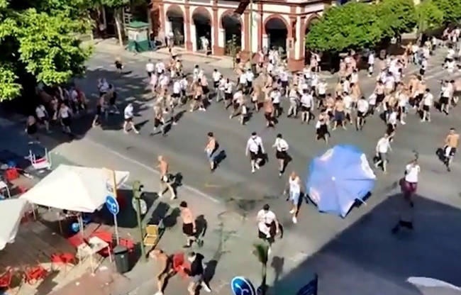 ‘Chiến tranh’’ xuất hiện tại Sevilla - Bóng Đá