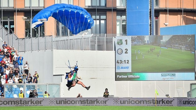 11 khoảnh khắc ấn tượng tại Serie A vào đêm qua: 