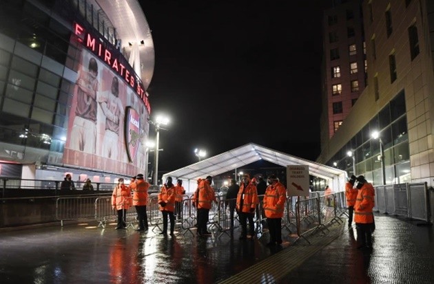 Arsenal fans return to Emirates - Bóng Đá