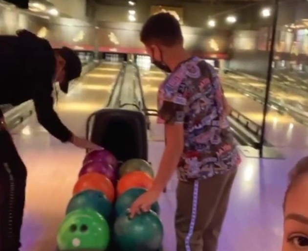 Thiago Silva watches Chelsea beat Krasnodar from home in leg recovery trousers… after family bowling trip on day off - Bóng Đá