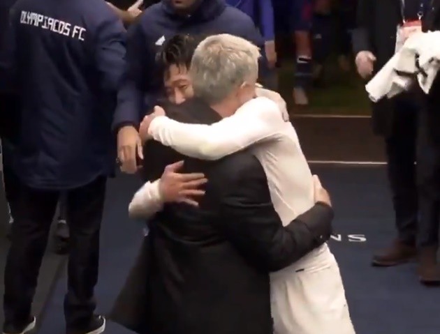 Jose Mourinho Awkwardly Left Son Heung-Min Hanging After Tottenham’s Champions League Comeback - không bắt tay - Bóng Đá