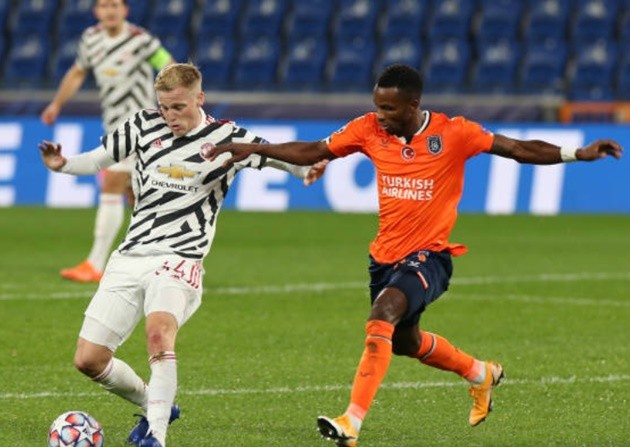 Paul Scholes rates Donny van de Beek performance in Man Utd defeat to Istanbul Basaksehir - Bóng Đá