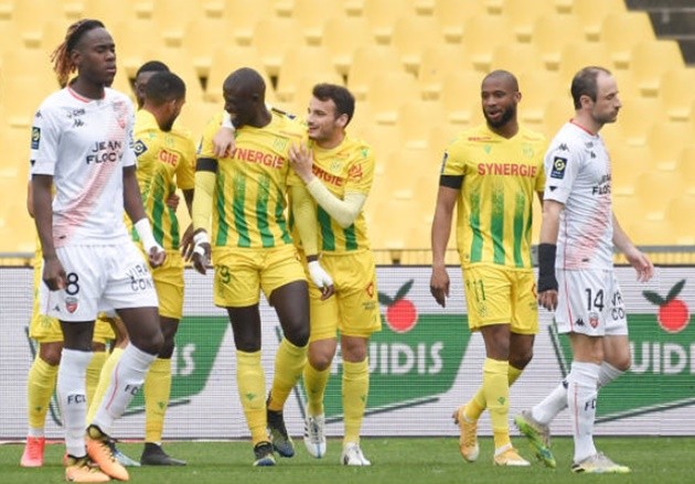 Watch Armand Lauriente score incredible long-range free-kick after picking out the top corner from 40-plus yards - Bóng Đá