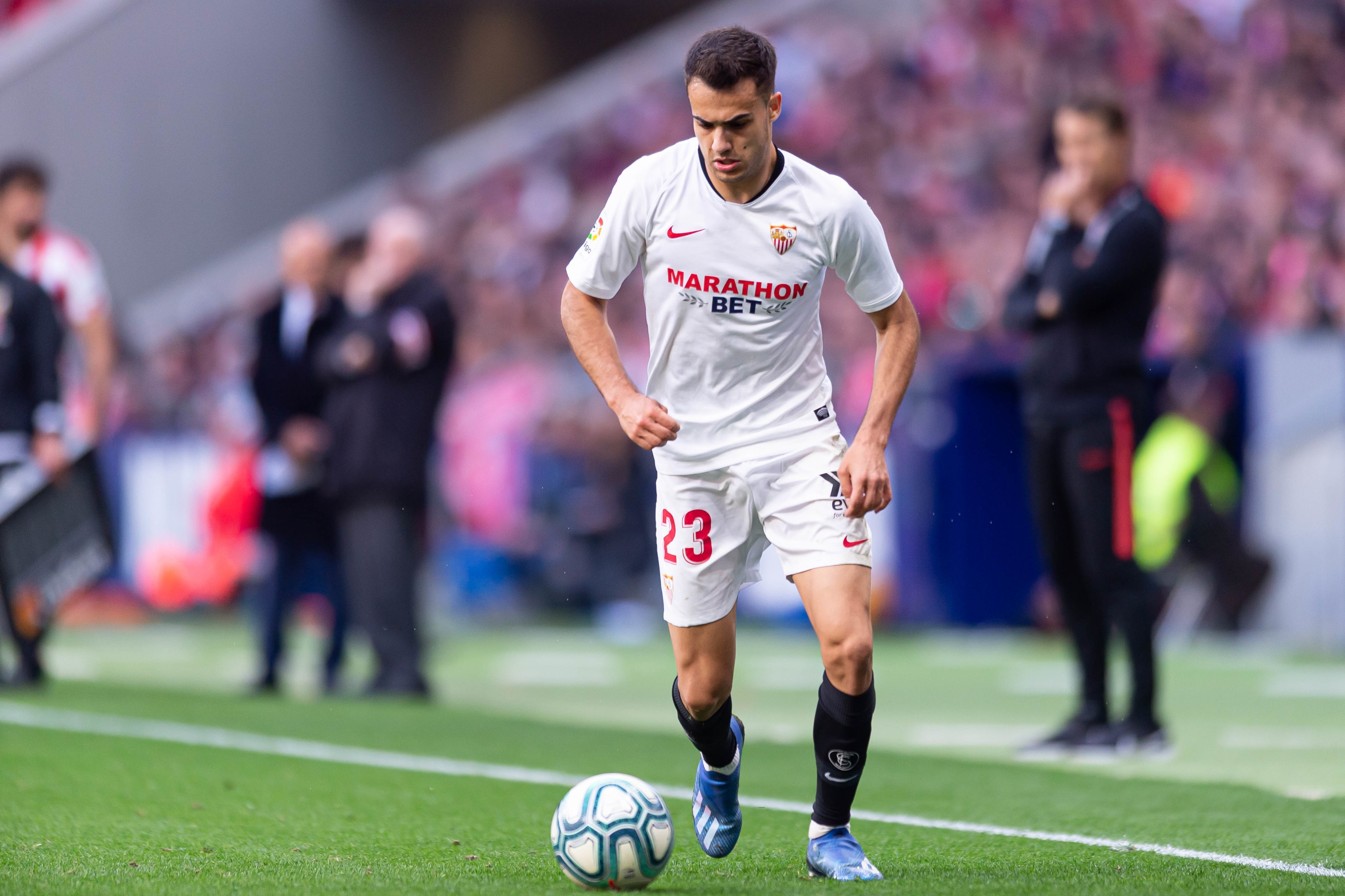 Sergio Reguilón will not be at Sevilla. They pay €20m, but M.U are willing to pay €30m and give the player €5m per season - Bóng Đá