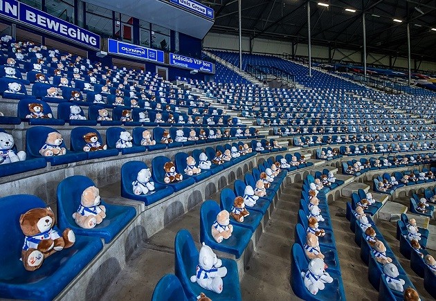 Eredivisie side Heerenveen put 15,000 teddy bears in the stands this weekend to raise awareness for children in the Netherlands who have cancer.  - Bóng Đá