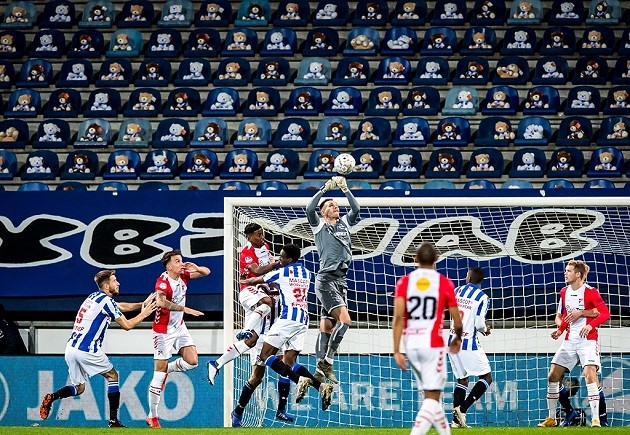 Eredivisie side Heerenveen put 15,000 teddy bears in the stands this weekend to raise awareness for children in the Netherlands who have cancer.  - Bóng Đá