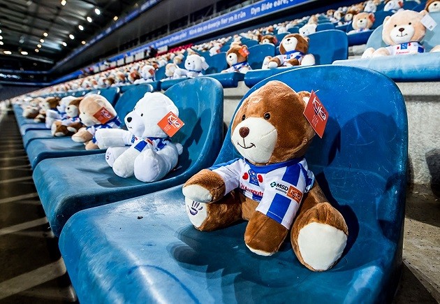 Eredivisie side Heerenveen put 15,000 teddy bears in the stands this weekend to raise awareness for children in the Netherlands who have cancer.  - Bóng Đá