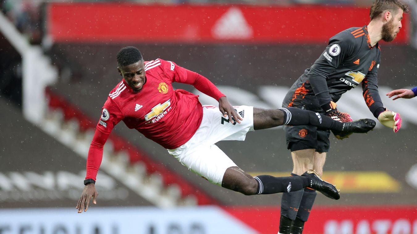Axel Tuanzebe wearing watch - Bóng Đá