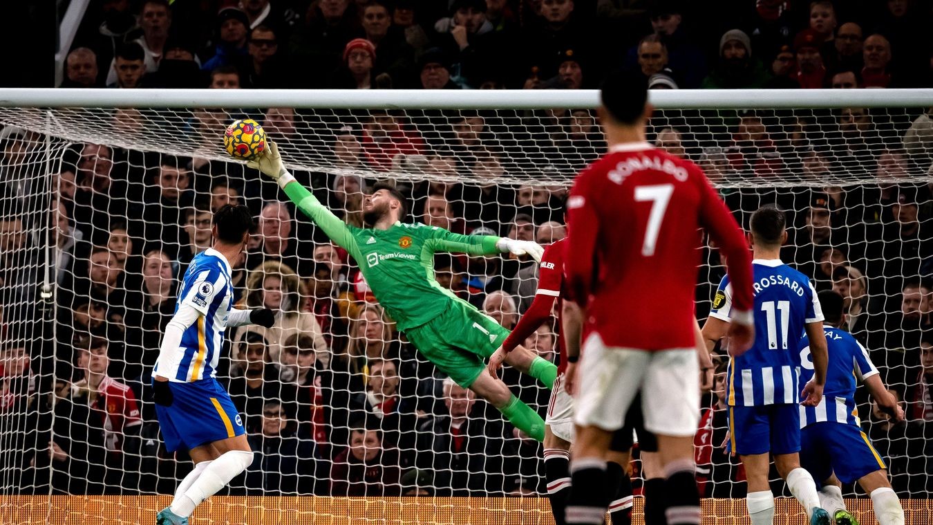 Ronaldo tung cú sút trái phá trước vòng vây 6 cầu thủ - Bóng Đá