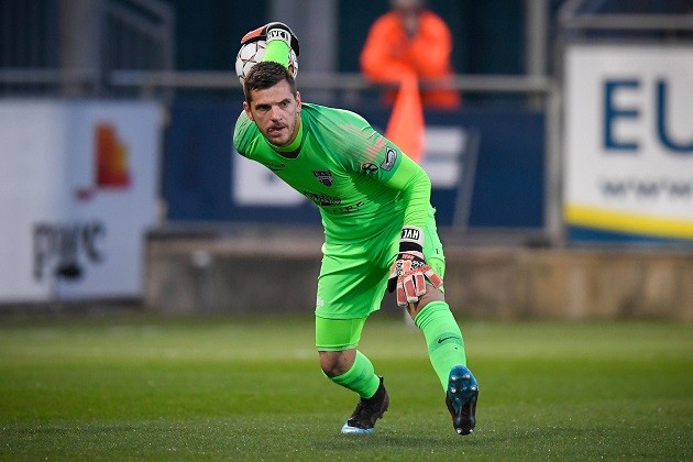 Ajax are scouting Hendrik Van Crombrugge as a potential replacement for Tottenham Hotspur target Andre Onana - Bóng Đá