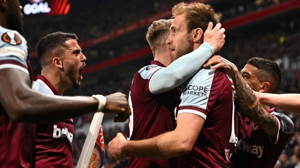 Bạo loạn nổ ra, Declan Rice lĩnh trọn chai nước từ CĐV đối thủ - Bóng Đá