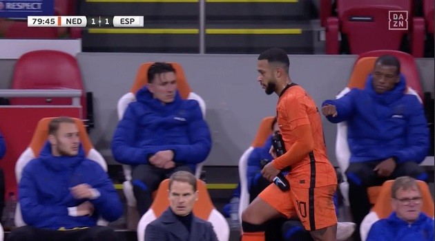 Memphis Depay left Gini Wijnaldum hanging  - Bóng Đá