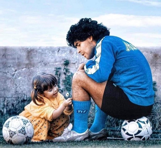 Con gái cưng của Maradona bật khóc nức nở trên khán đài Boca Juniors - Bóng Đá