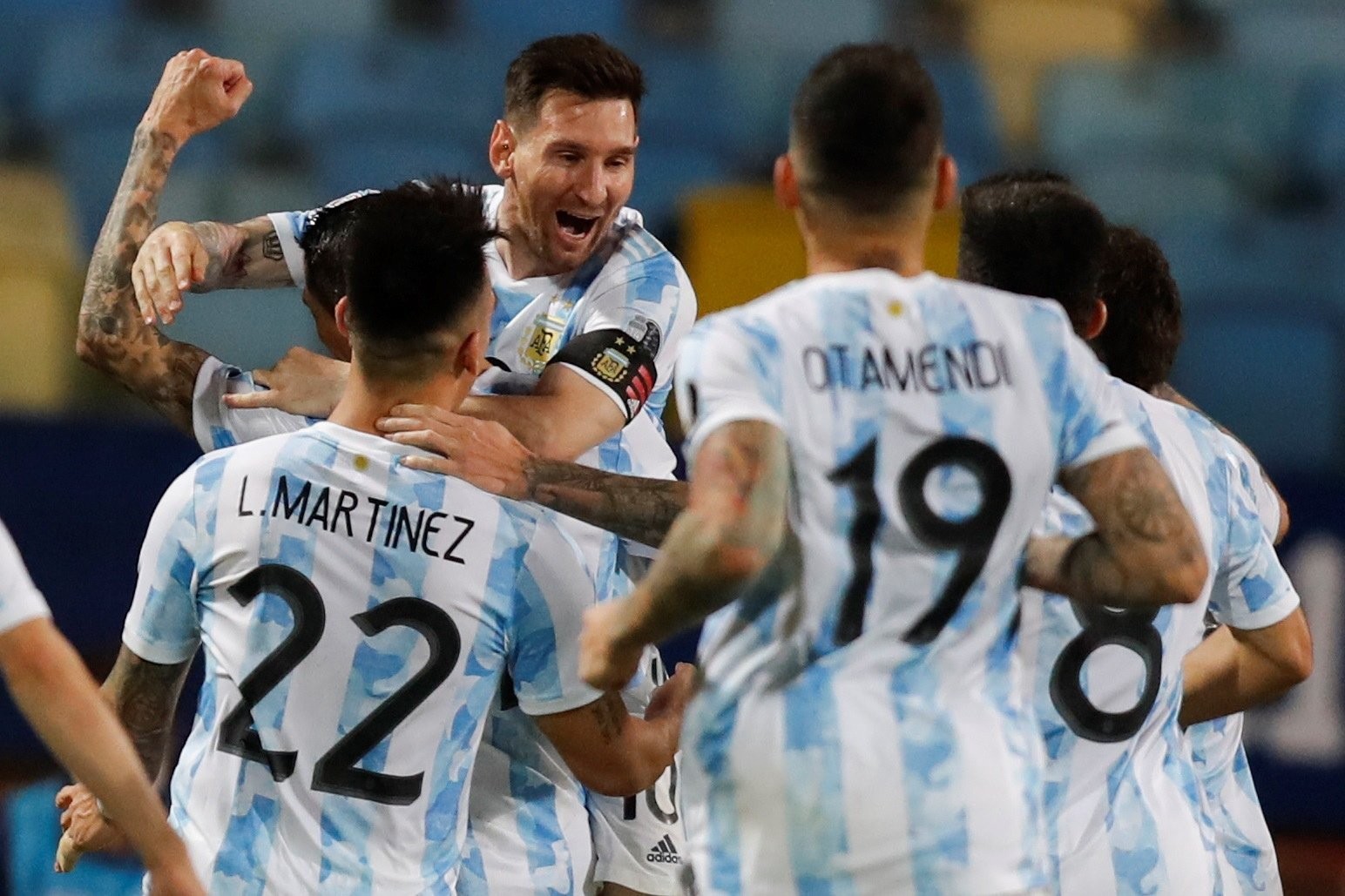 Messi cũng phải ôm cảm ơn người hùng từng bị Arsenal hắt hủi - Bóng Đá