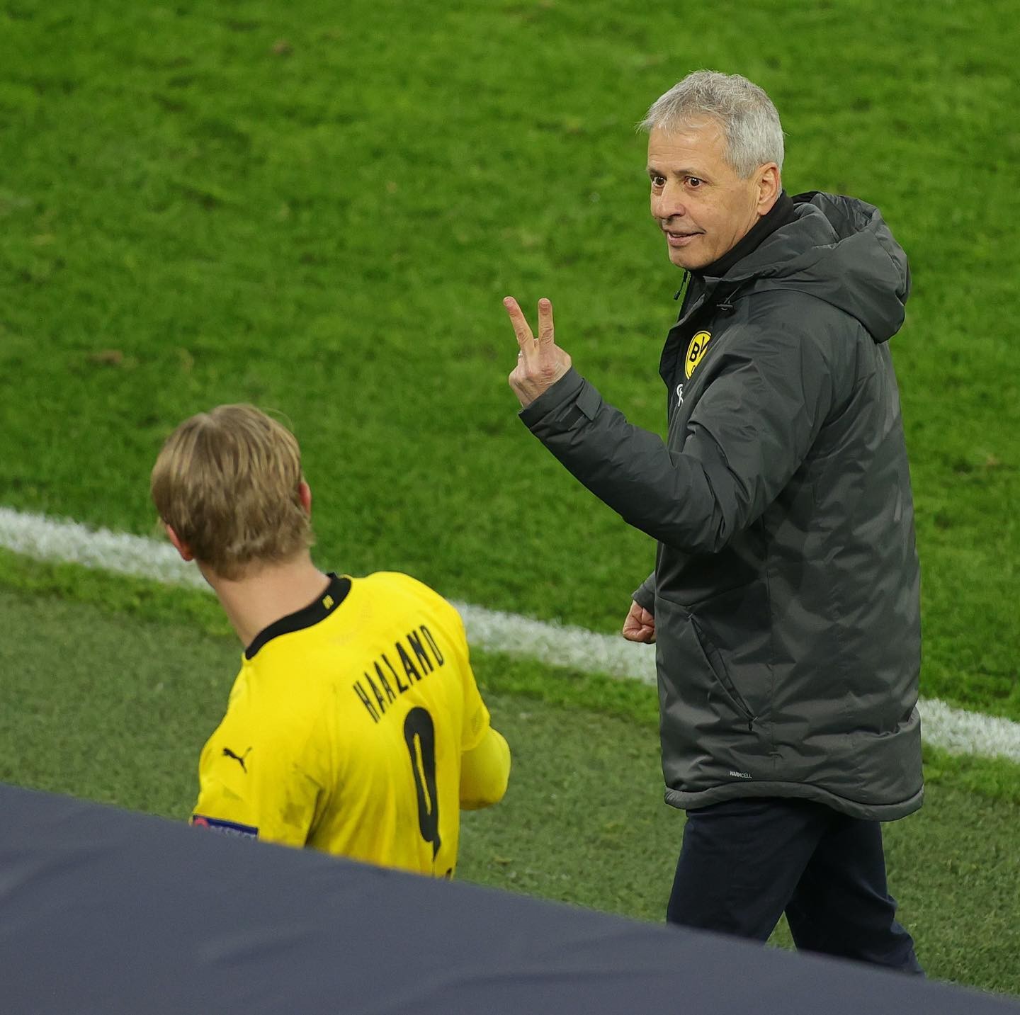 Khoảnh khắc hài hước của HLV Dortmund sau khi Haaland lập cú đúp - Bóng Đá