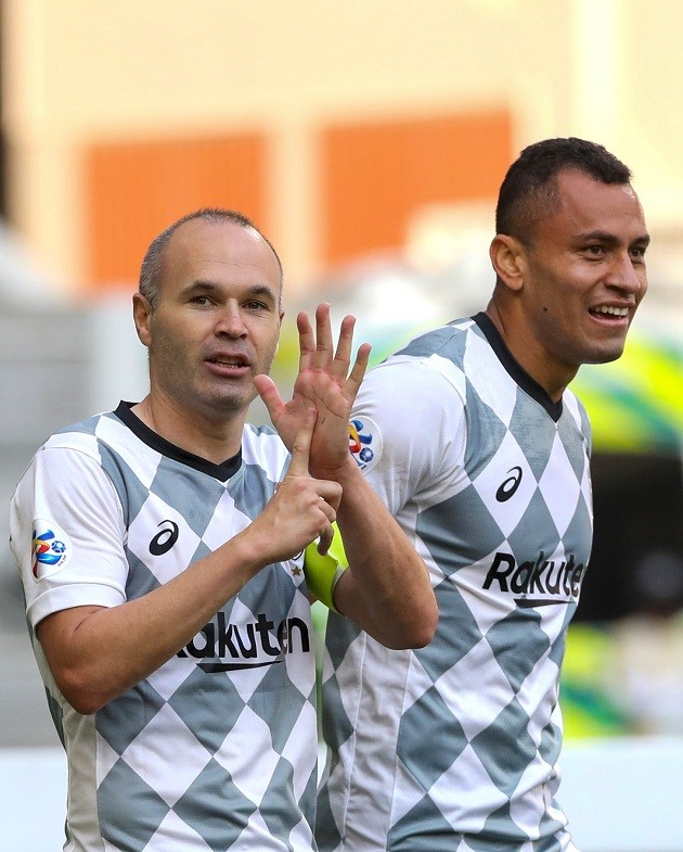 Rực sáng trước đội bóng của Cannavaro, Iniesta mang đội nhà vào vòng 26 đội Champions League - Bóng Đá