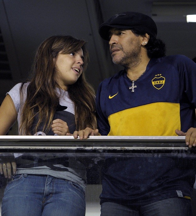 Con gái cưng của Maradona bật khóc nức nở trên khán đài Boca Juniors - Bóng Đá