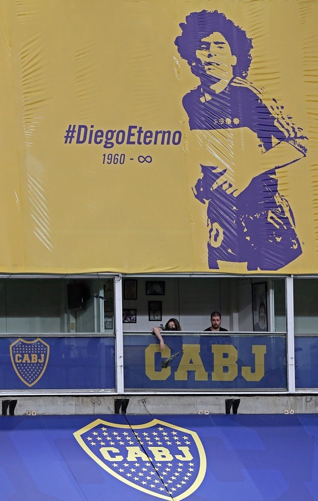 Con gái cưng của Maradona bật khóc nức nở trên khán đài Boca Juniors - Bóng Đá