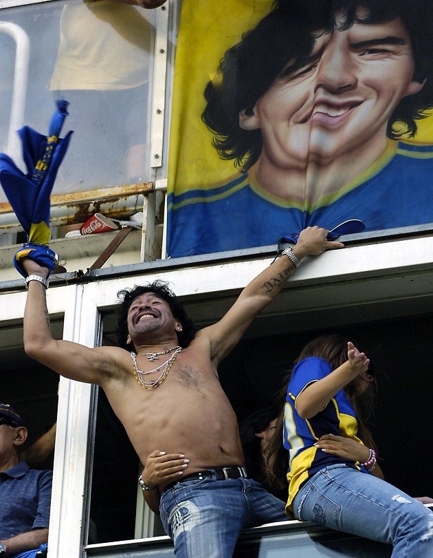Con gái cưng của Maradona bật khóc nức nở trên khán đài Boca Juniors - Bóng Đá