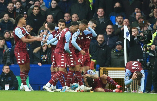Học trò Steven Gerrard bị ném chai nước vào đầu - Bóng Đá
