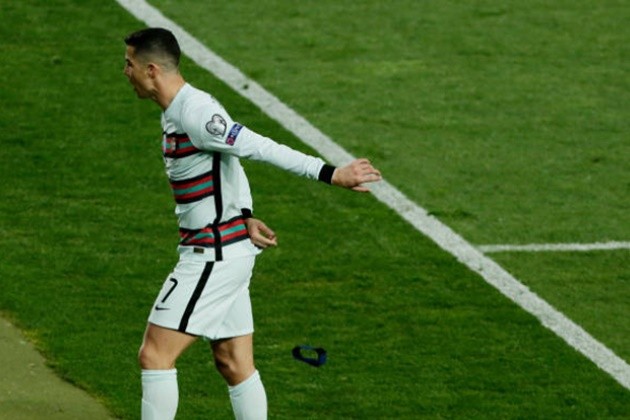 Watch Cristiano Ronaldo throw away Portugal armband in disgust as late winner is incredibly not given against Serbia - Bóng Đá