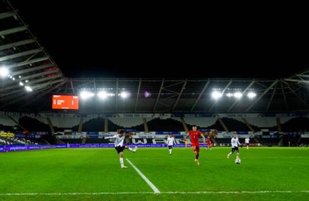 Gareth Bale pictured with MacBook as Wales face USA  - Bóng Đá