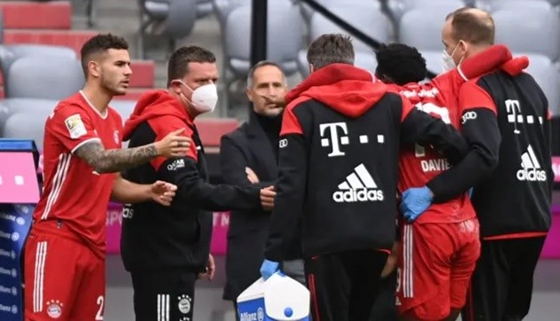 Horrible scenes for Bayern Munich as Alphonso Davies suffers an awful looking injury - Bóng Đá
