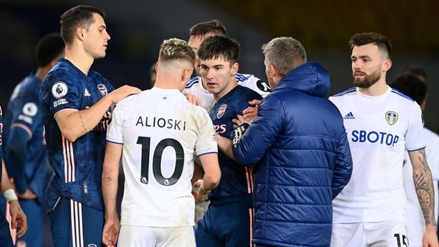 Kieran Tierney has to be dragged away from Alioski after Arsenal draw with Leeds - Bóng Đá