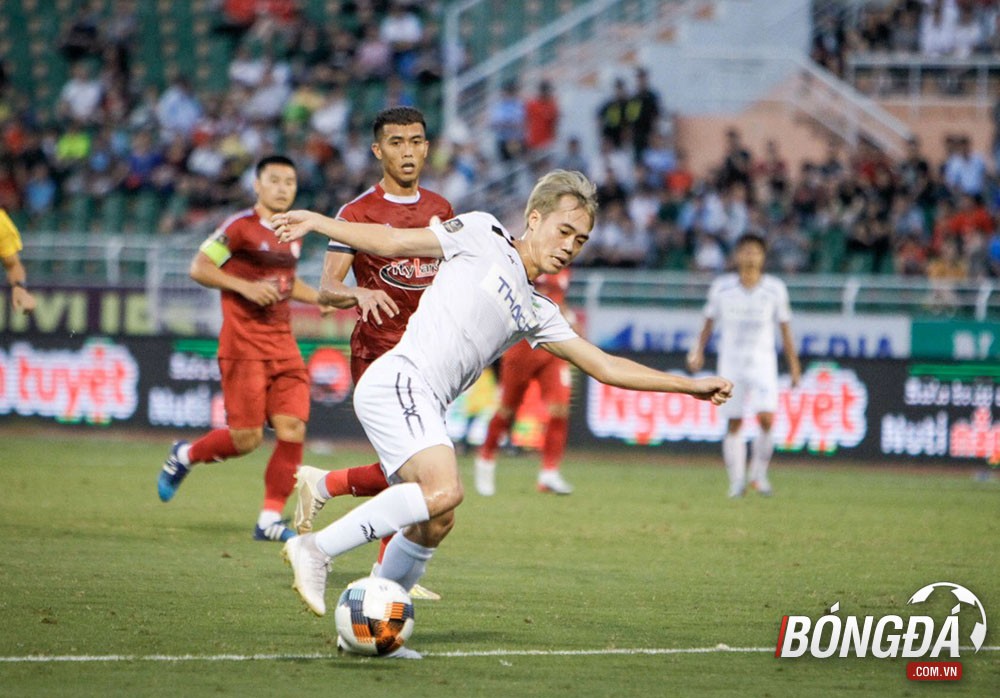 TRỰC TIẾP CLB TP.HCM 0-0 HAGL (Hiệp 1): Minh Vương sút phạt chạm cột dọc - Bóng Đá