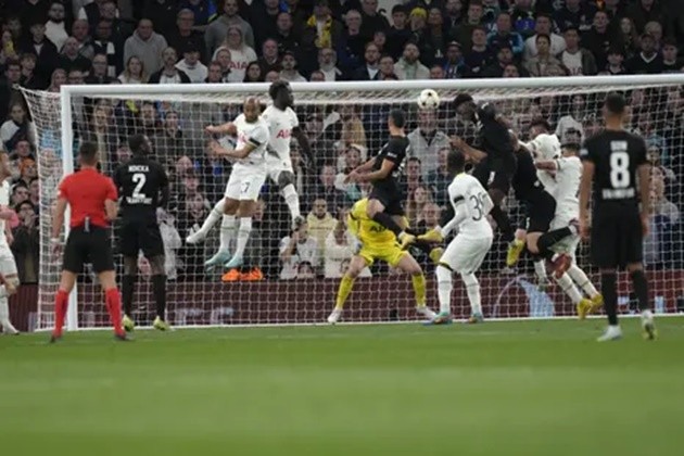  Tottenham players remind Champions League referee to brandish red card for Tuta - Bóng Đá