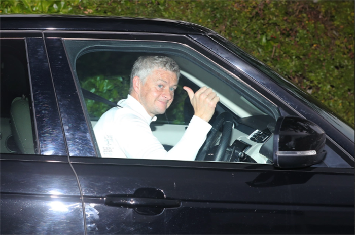 Man Utd star Van de Beek drives new £150k luxury Range Rover to training while Pogba is dropped off by partner Zulay - Bóng Đá
