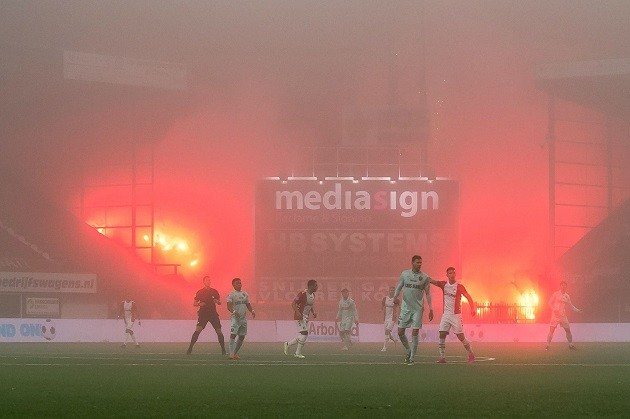 A match between FC Emmen and ADO Den Haag in the Netherlands was suspended for 17 minutes because of fireworks and flares affecting visibility. - Bóng Đá