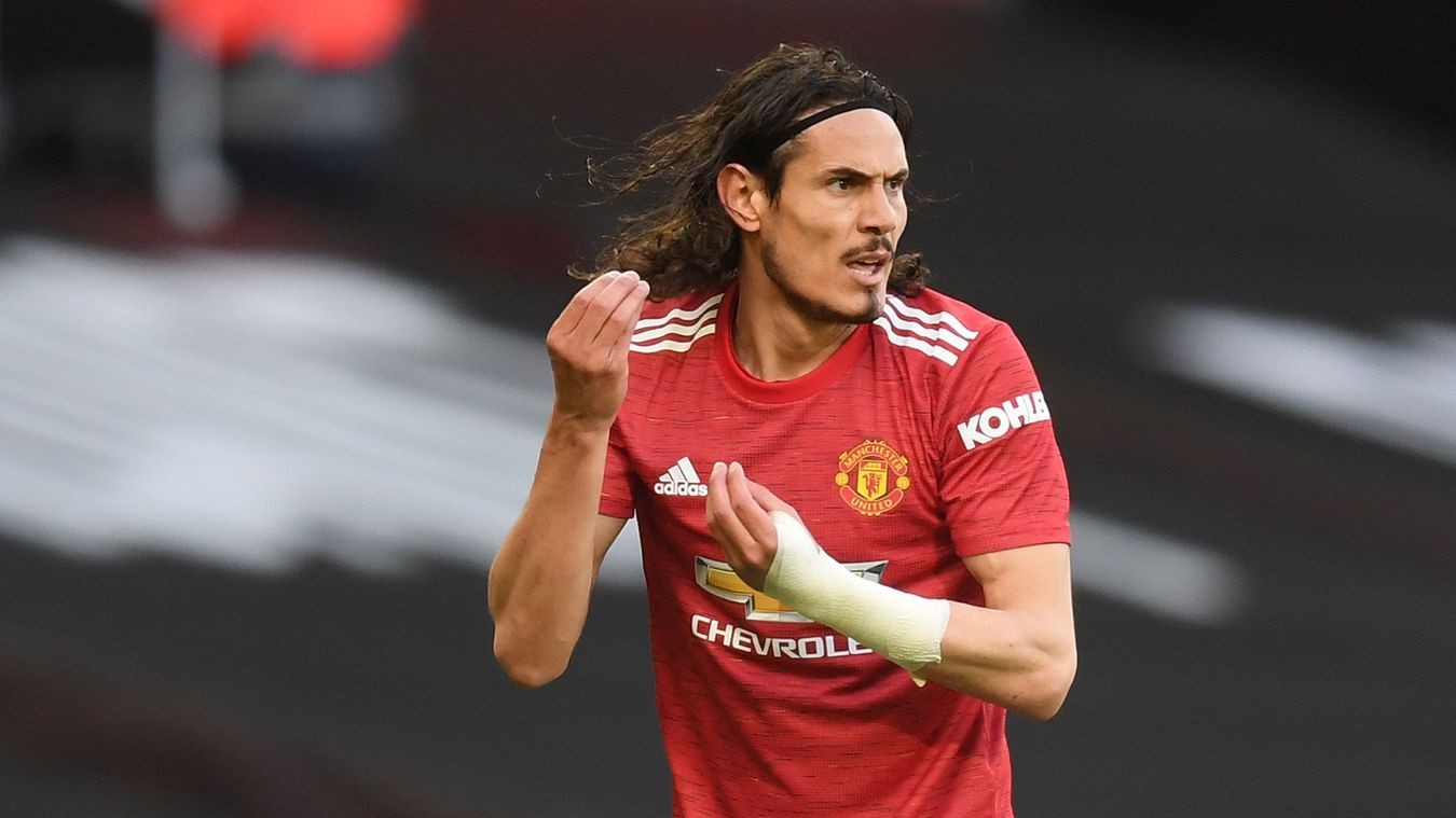 Axel Tuanzebe wearing watch - Bóng Đá