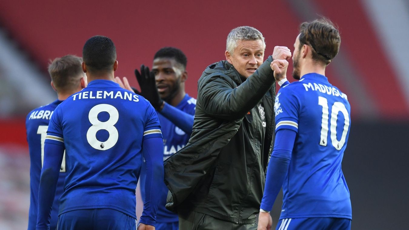 Axel Tuanzebe wearing watch - Bóng Đá