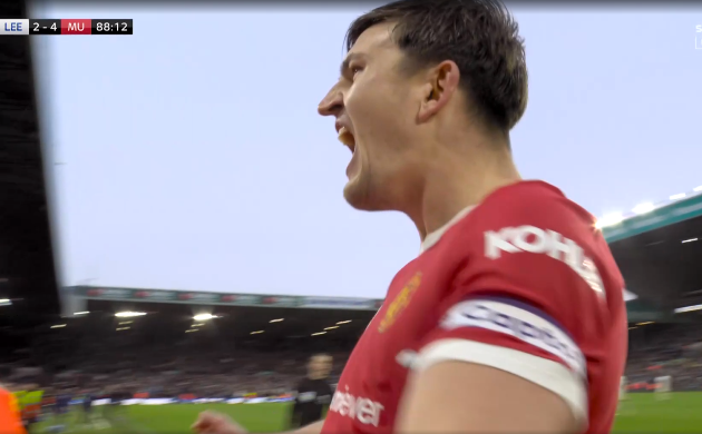 Elanga bị ném xu vào đầu, Maguire hét lớn vào CĐV Leeds - Bóng Đá
