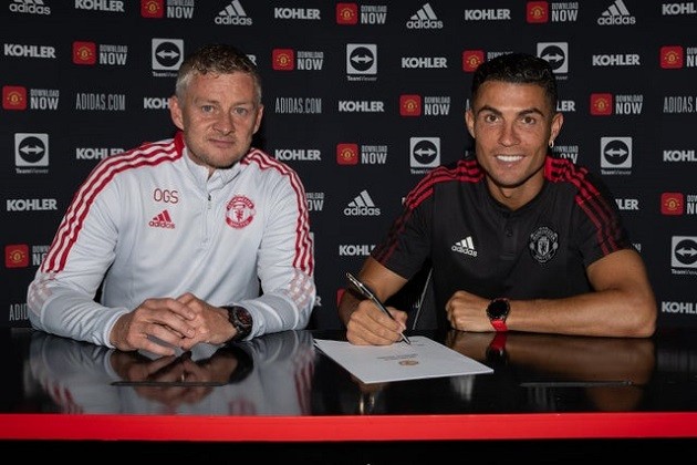 Cristiano Ronaldo Jnr before his first day at school in Manchester. Hình tròn màu đỏ - Bóng Đá