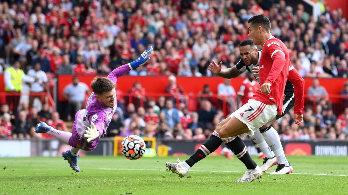 Ronaldo lập cú đúp, Sir Alex phản ứng tuyệt vời trên khán đài - Bóng Đá