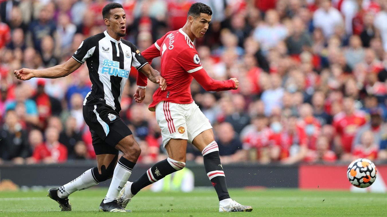 Ronaldo lập cú đúp, Sir Alex phản ứng tuyệt vời trên khán đài - Bóng Đá