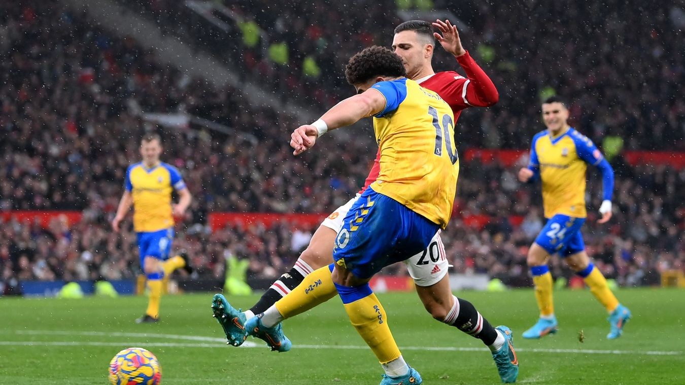 Cạn lời với pha xử lý gây cười của Harry Maguire - Bóng Đá