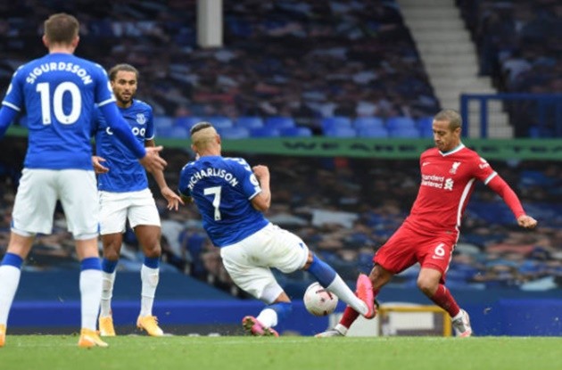 Joe Gomez’s reaction to Richarlison’s horror tackle on Thiago Alcantara said it all - Bóng Đá