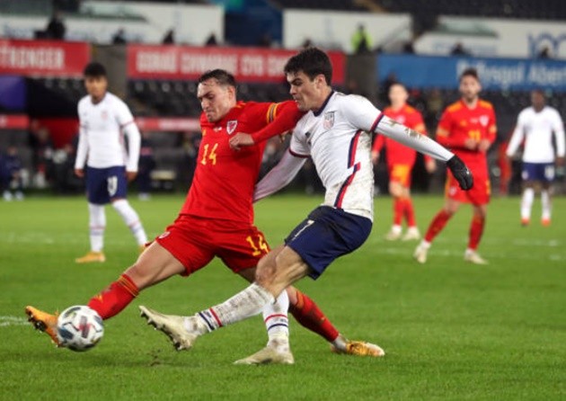 Gareth Bale pictured with MacBook as Wales face USA  - Bóng Đá