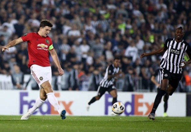 Ảnh Maguire bị cầu thủ Partizan lừa qua ngã sõng soài - Bóng Đá