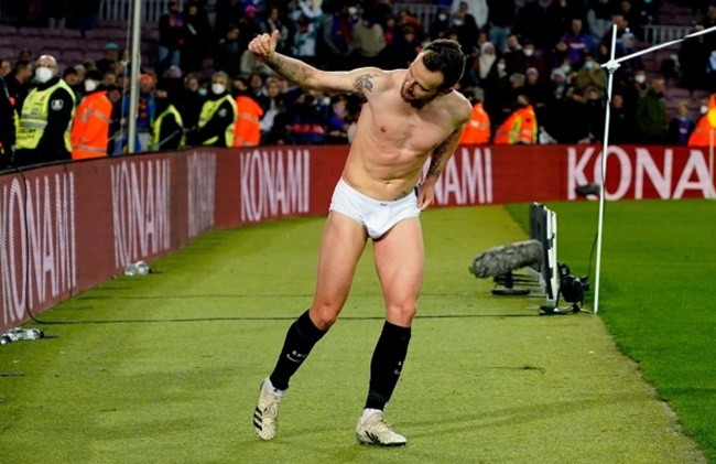 Ivan Rakitic strips down to just his underwear on pitch - Bóng Đá