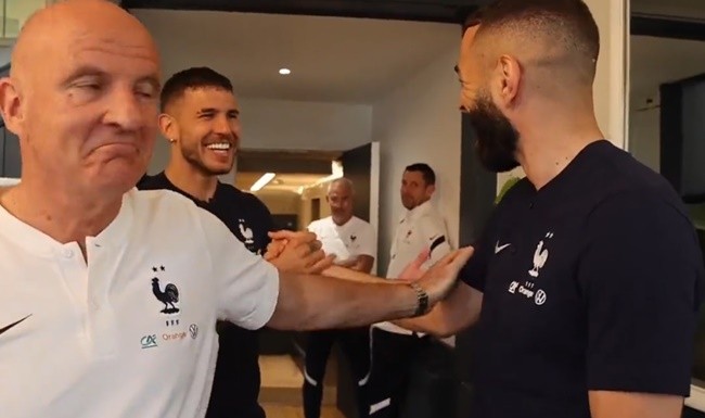 Phản ứng của Benzema khi chạm mặt Mbappe ở tuyển Pháp  - Bóng Đá