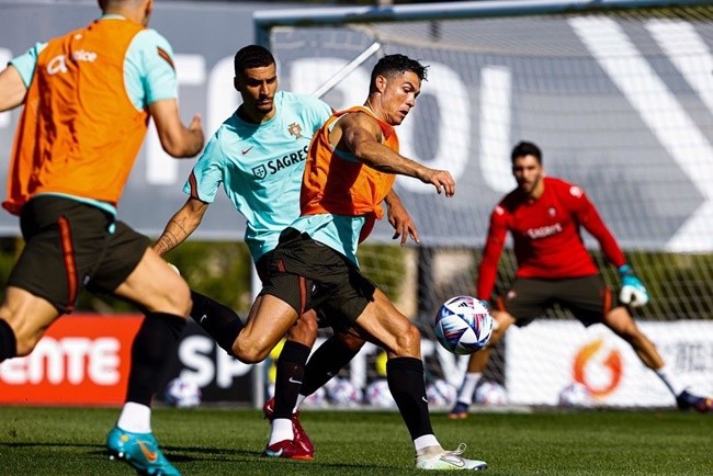 Quên đi Ten Hag, Ronaldo tươi rói ở đội tuyển Bồ Đào Nha - Bóng Đá