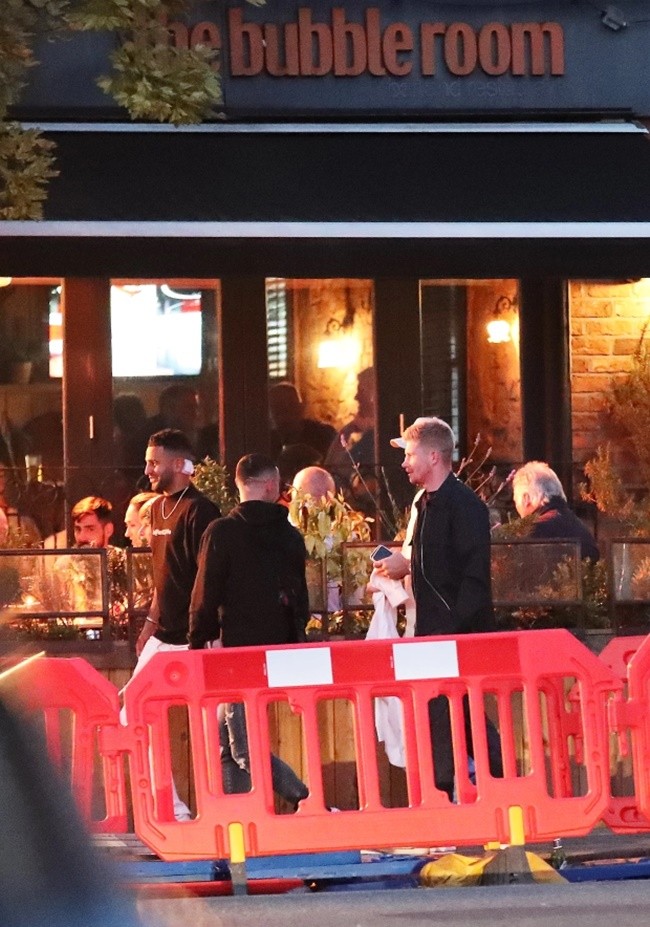 Jack Grealish and Kevin De Bruyne lead Man City stars for night out at restaurant - Bóng Đá