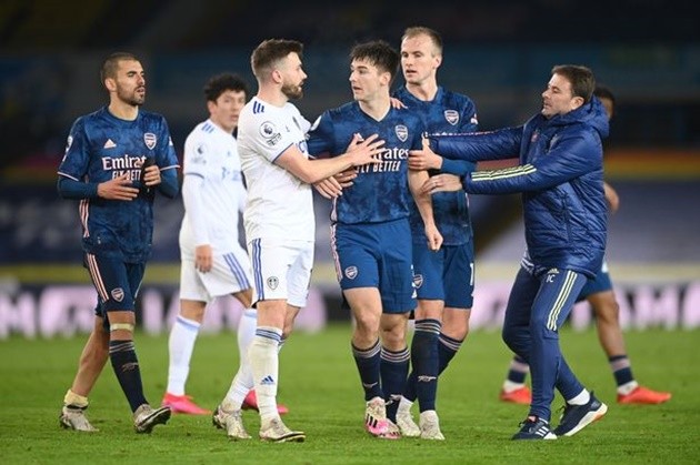 Kieran Tierney has to be dragged away from Alioski after Arsenal draw with Leeds - Bóng Đá