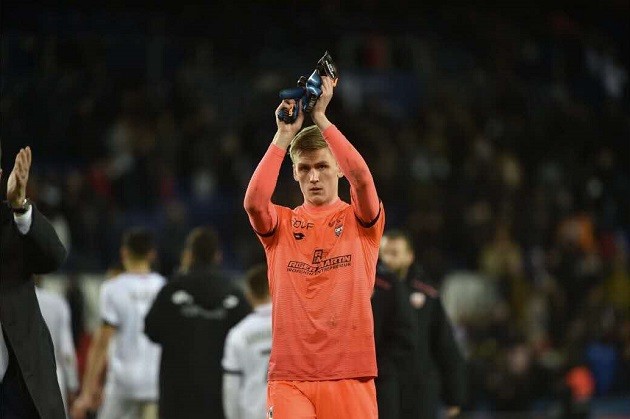 Runarsson names 2 modern goalkeepers he tries to model his game on - Bóng Đá